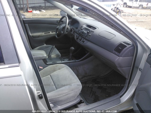 4T1BE32K22U111053 - 2002 TOYOTA CAMRY LE/XLE/SE Gümüş foto 5