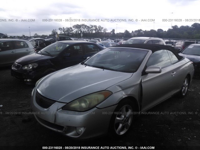 4T1FA38P06U086045 - 2006 TOYOTA CAMRY SOLARA SE/SLE ვერცხლისფერი ფოტო 2