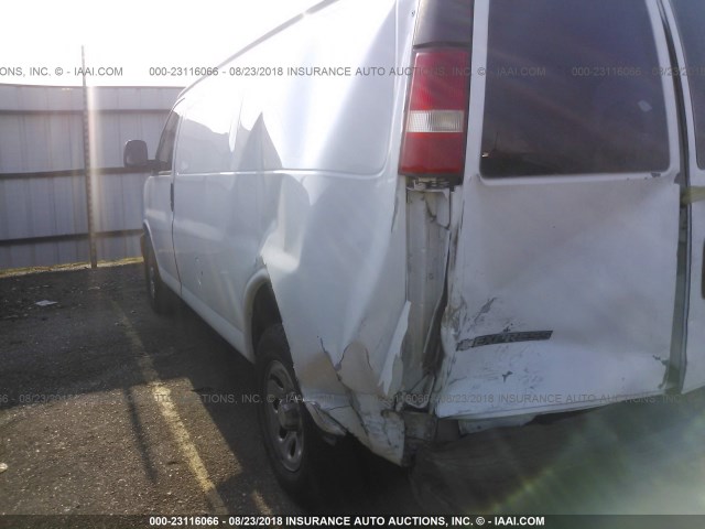 1GCEG15X251269325 - 2005 CHEVROLET EXPRESS G1500  WHITE photo 6