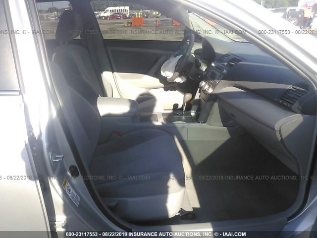 4T4BF3EK7AR072568 - 2010 TOYOTA CAMRY SE/LE/XLE ვერცხლისფერი ფოტო 5