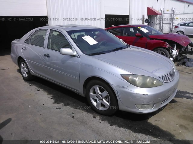 4T1BE32K15U968677 - 2005 TOYOTA CAMRY LE/XLE/SE SILVER photo 1