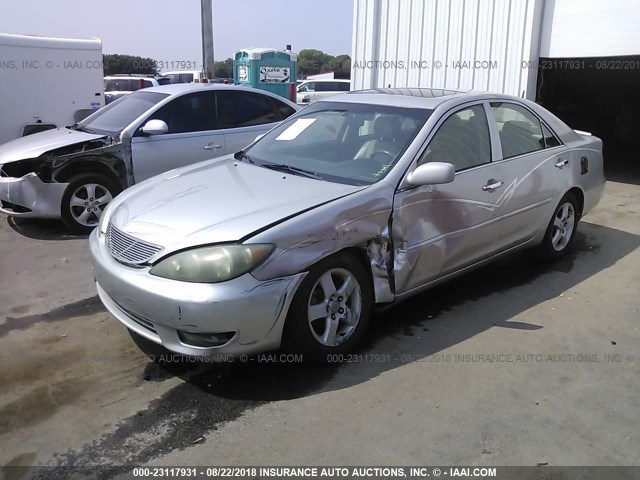 4T1BE32K15U968677 - 2005 TOYOTA CAMRY LE/XLE/SE SILVER photo 2