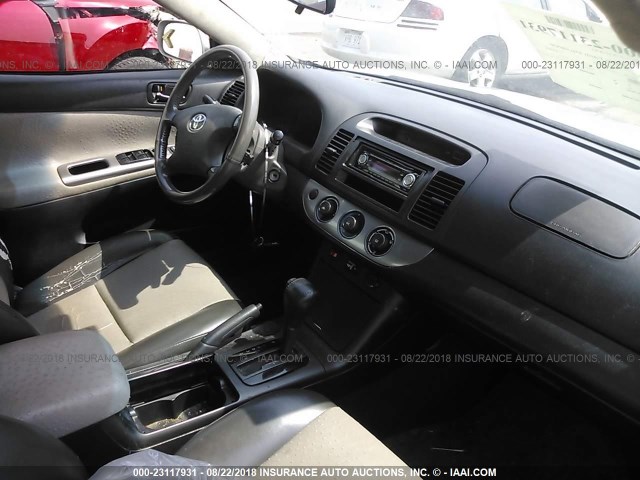 4T1BE32K15U968677 - 2005 TOYOTA CAMRY LE/XLE/SE 银色 照片 5