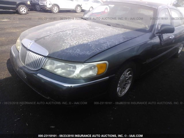 1LNFM82W8WY673624 - 1998 LINCOLN TOWN CAR SIGNATURE GREEN photo 2