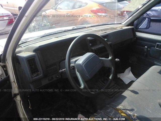 1N6ND11S8KC374273 - 1989 NISSAN D21 SHORT BED WHITE photo 5