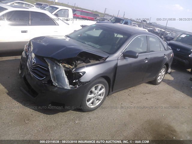 4T4BF3EK4BR198548 - 2011 TOYOTA CAMRY SE/LE/XLE ნაცრისფერი ფოტო 2