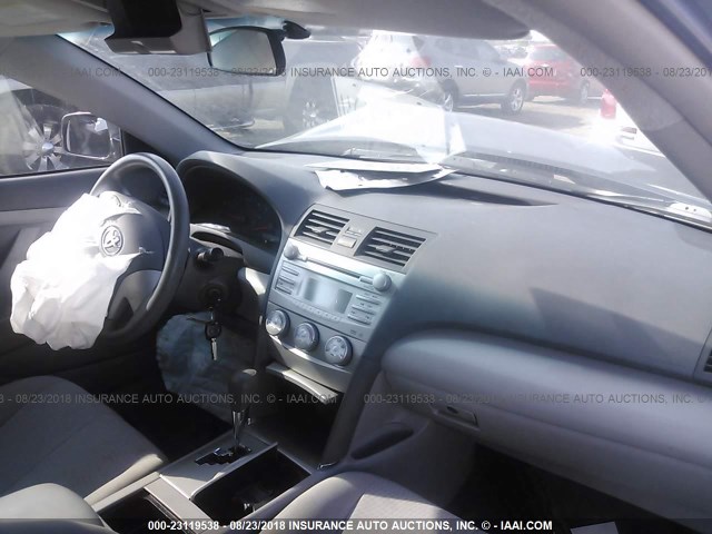 4T4BF3EK4BR198548 - 2011 TOYOTA CAMRY SE/LE/XLE ნაცრისფერი ფოტო 5