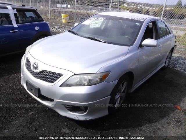 4T1BF3EK3AU008148 - 2010 TOYOTA CAMRY SE/LE/XLE ვერცხლისფერი ფოტო 2
