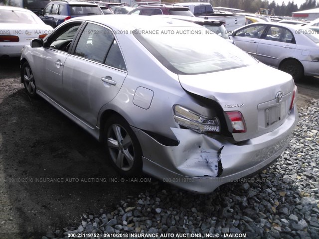4T1BF3EK3AU008148 - 2010 TOYOTA CAMRY SE/LE/XLE ვერცხლისფერი ფოტო 3