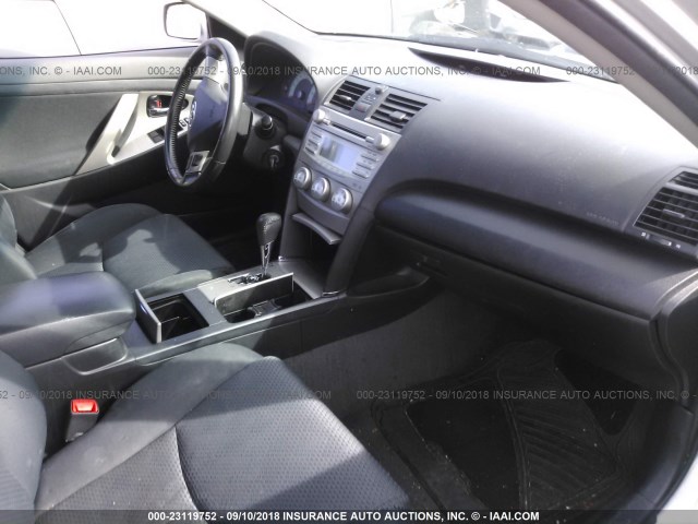 4T1BF3EK3AU008148 - 2010 TOYOTA CAMRY SE/LE/XLE ვერცხლისფერი ფოტო 5