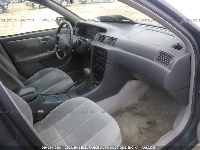 4T1BG22K7WU310626 - 1998 TOYOTA CAMRY CE/LE/XLE მწვანე ფოტო 5