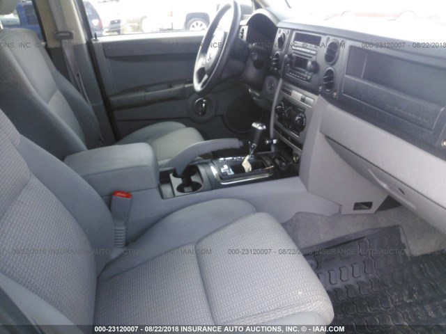 1J8HG48N76C104295 - 2006 JEEP COMMANDER SILVER photo 5