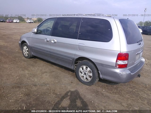 KNDUP131546515909 - 2004 KIA SEDONA EX/LX SILVER photo 3