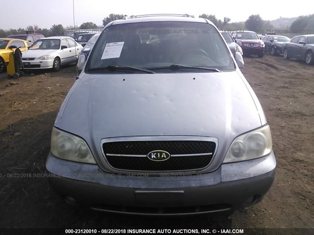 KNDUP131546515909 - 2004 KIA SEDONA EX/LX SILVER photo 6