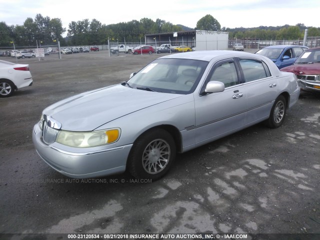 1LNHM82W81Y684446 - 2001 LINCOLN TOWN CAR SIGNATURE SILVER photo 2