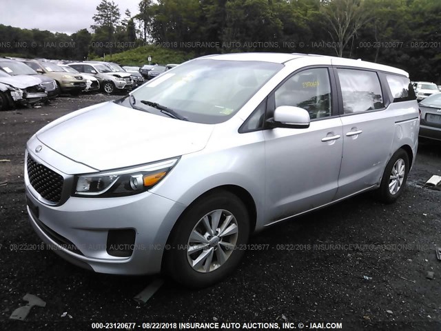 KNDMA5C17H6291704 - 2017 KIA SEDONA L SILVER photo 2