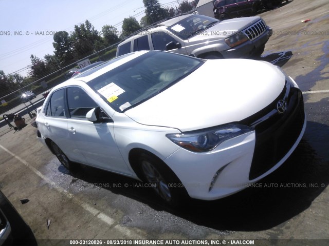 4T1BF1FK3HU445161 - 2017 TOYOTA CAMRY LE/XLE/SE/XSE 白色 照片 1