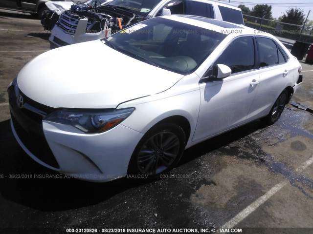 4T1BF1FK3HU445161 - 2017 TOYOTA CAMRY LE/XLE/SE/XSE 白色 照片 2