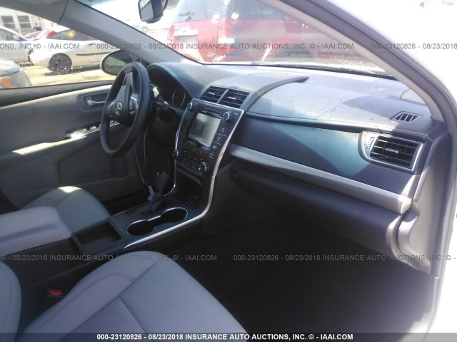 4T1BF1FK3HU445161 - 2017 TOYOTA CAMRY LE/XLE/SE/XSE 白色 照片 5