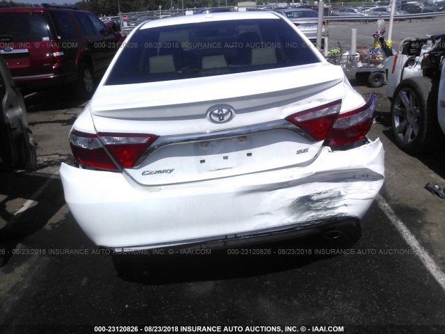 4T1BF1FK3HU445161 - 2017 TOYOTA CAMRY LE/XLE/SE/XSE 白色 照片 6