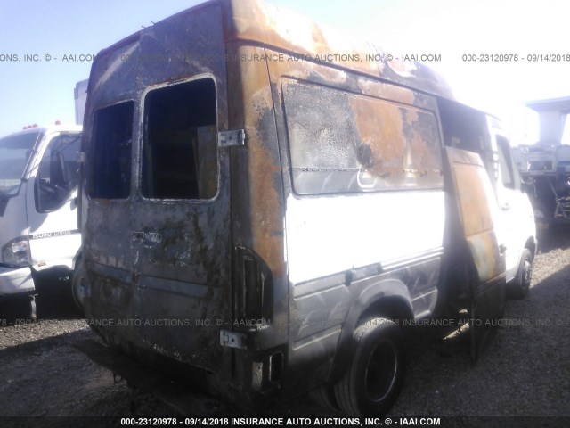 WD2YD441725335147 - 2002 FREIGHTLINER 2500 SPRINTER 2500 WHITE photo 4