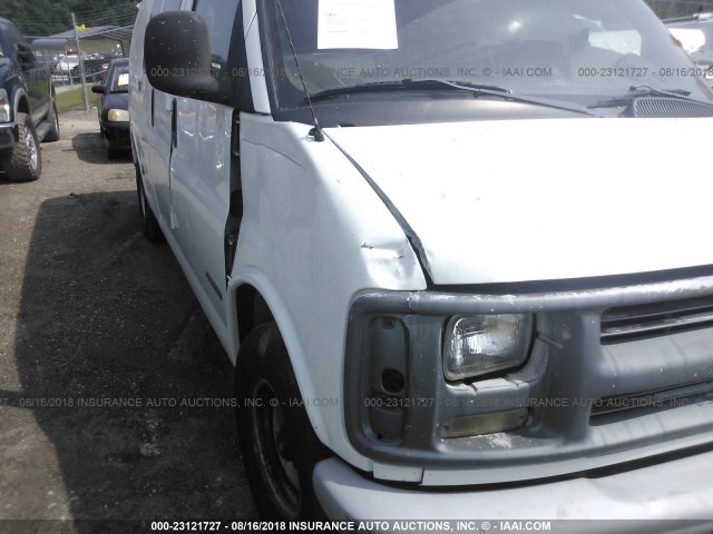 1GCFG15W821125513 - 2002 CHEVROLET EXPRESS G1500  WHITE photo 6