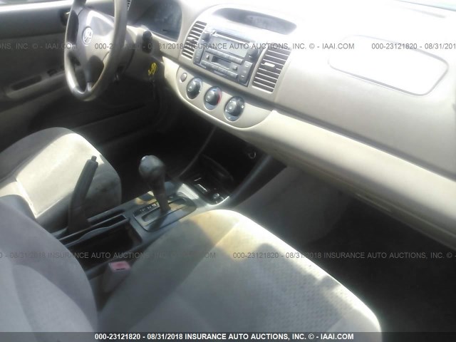 4T1BE32K12U605226 - 2002 TOYOTA CAMRY LE/XLE/SE 金色 照片 5