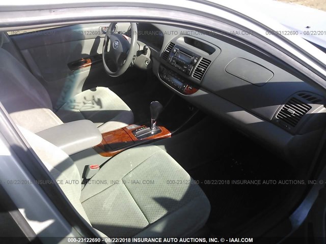 4T1BE32K32U616986 - 2002 TOYOTA CAMRY LE/XLE/SE 银色 照片 5