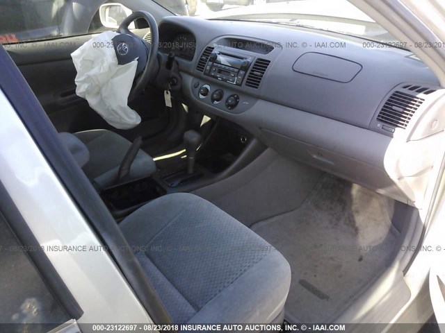 4T1BF32K54U570173 - 2004 TOYOTA CAMRY LE/XLE/SE Күміс фото 5