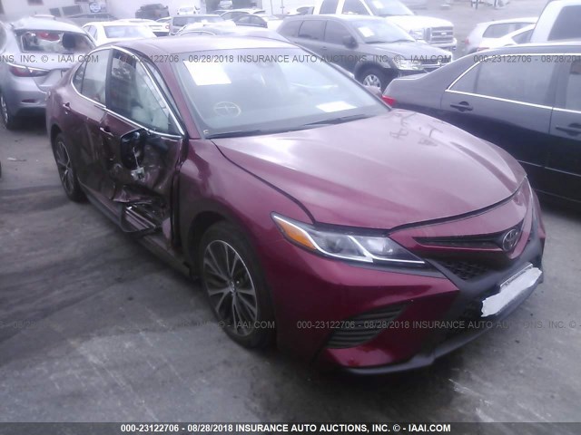 4T1B11HK9JU553009 - 2018 TOYOTA CAMRY L/LE/XLE/SE/XSE BURGUNDY photo 1