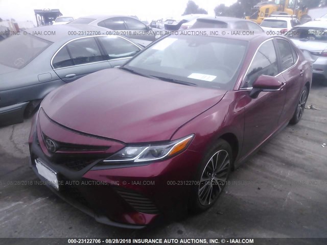 4T1B11HK9JU553009 - 2018 TOYOTA CAMRY L/LE/XLE/SE/XSE BURGUNDY photo 2