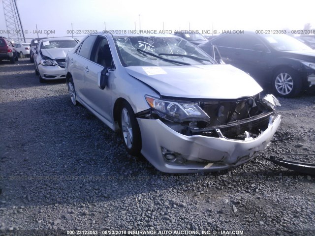 4T1BF1FK4EU746307 - 2014 TOYOTA CAMRY L/SE/LE/XLE 银色 照片 1