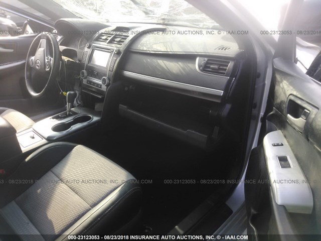 4T1BF1FK4EU746307 - 2014 TOYOTA CAMRY L/SE/LE/XLE 银色 照片 5