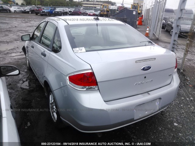 1FAHP35N38W133497 - 2008 FORD FOCUS SE/SEL/SES SILVER photo 3