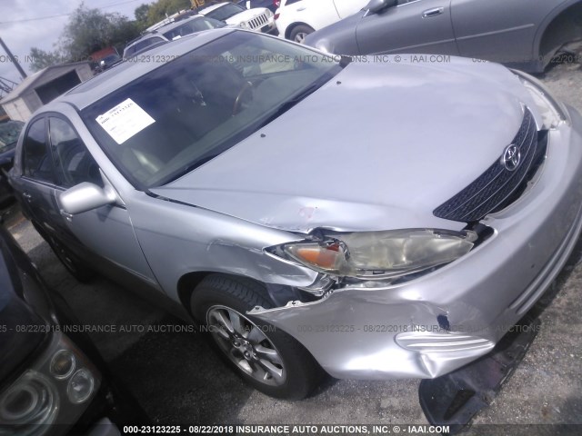 4T1BF30K12U538871 - 2002 TOYOTA CAMRY LE/XLE/SE 银色 照片 1
