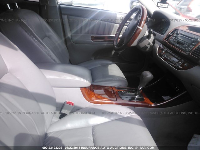 4T1BF30K12U538871 - 2002 TOYOTA CAMRY LE/XLE/SE 银色 照片 5