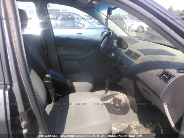 1FAFP34N86W189294 - 2006 FORD FOCUS ZX4 GRAY photo 5