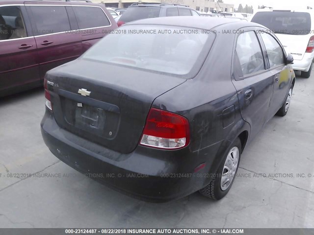 KL1TJ52654B255978 - 2004 CHEVROLET AVEO LS BLACK photo 4