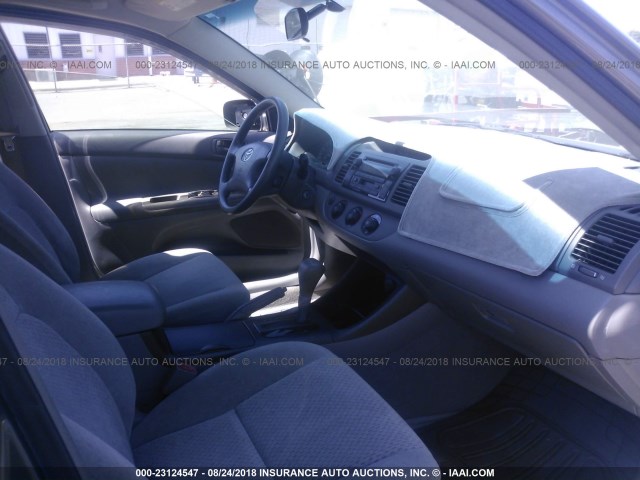 4T1BE32K53U709803 - 2003 TOYOTA CAMRY LE/XLE/SE Күміс фото 5