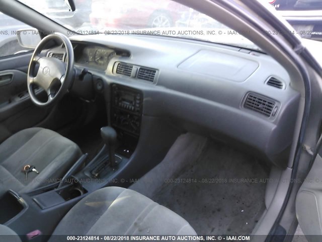 4T1BG22K2XU448348 - 1999 TOYOTA CAMRY CE/LE/XLE 灰色 照片 5