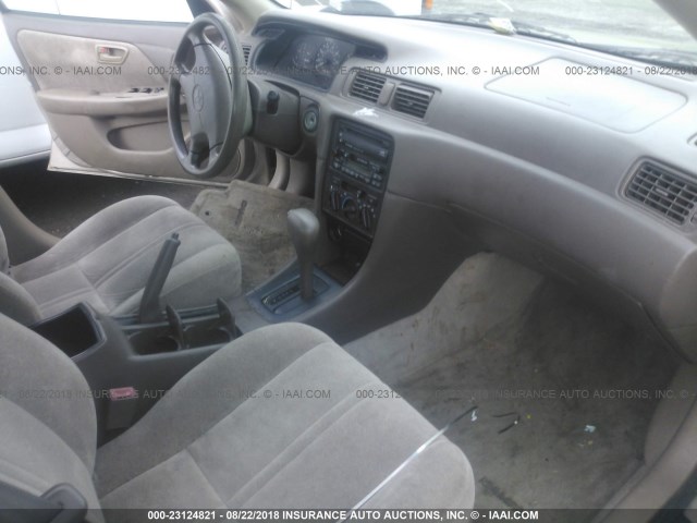4T1BG22K9WU849166 - 1998 TOYOTA CAMRY CE/LE/XLE TAN photo 5