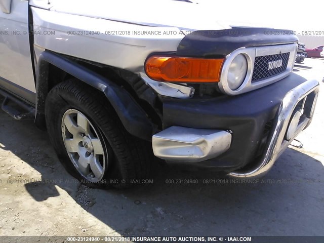 JTEBU11F18K025054 - 2008 TOYOTA FJ CRUISER SILVER photo 6