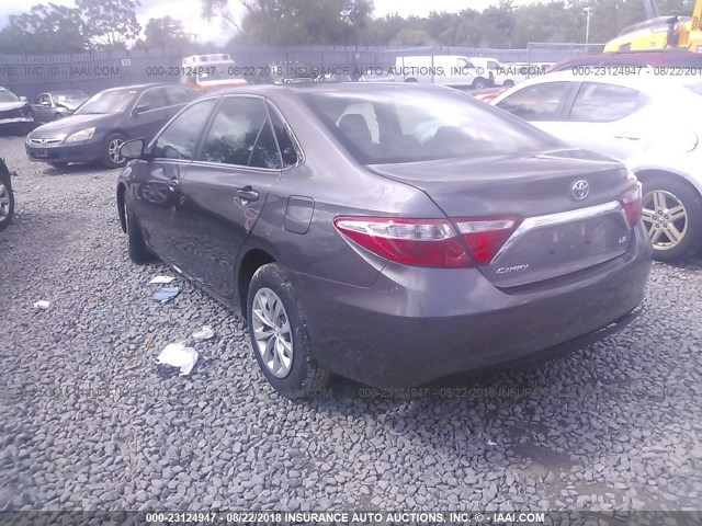 4T1BF1FK7GU531829 - 2016 TOYOTA CAMRY LE/XLE/SE/XSE 灰色 照片 3