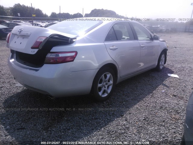 4T1BK46K28U064477 - 2008 TOYOTA CAMRY LE/XLE/SE Күміс фото 4