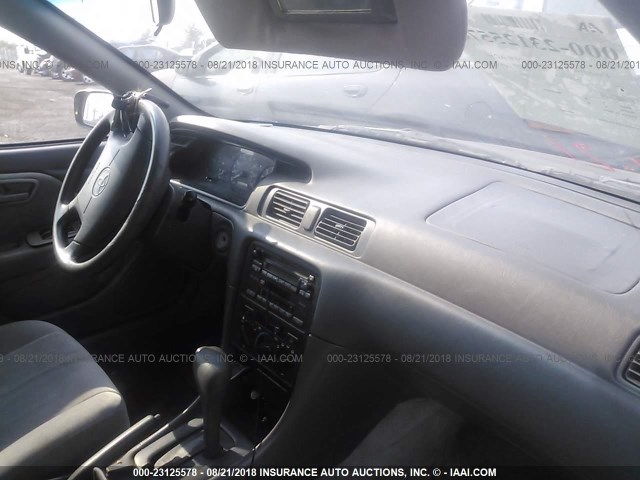 JT2BG22K1W0228069 - 1998 TOYOTA CAMRY CE/LE/XLE 绿色 照片 5