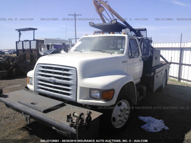 1FDNF70J0WVA26417 - 1998 FORD F700 WHITE photo 2