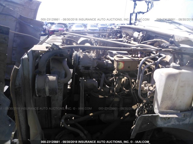 1FDNF70J0WVA26417 - 1998 FORD F700 WHITE photo 9