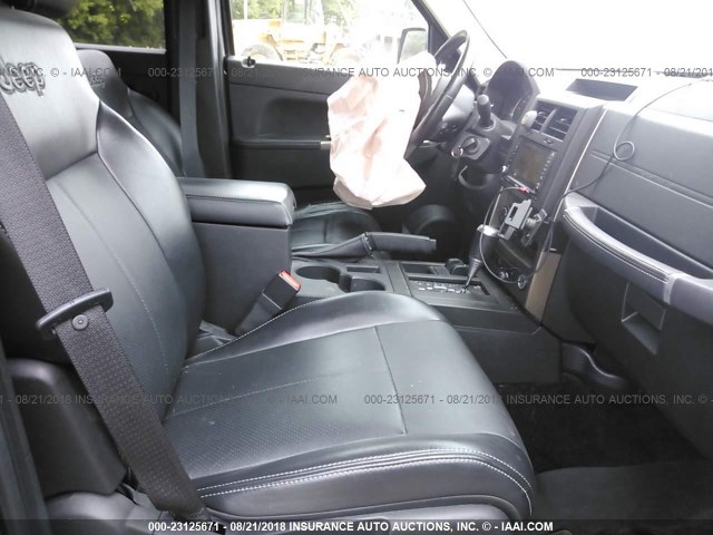 1J4PN3GK6BW503373 - 2011 JEEP LIBERTY RENEGADE BLACK photo 5