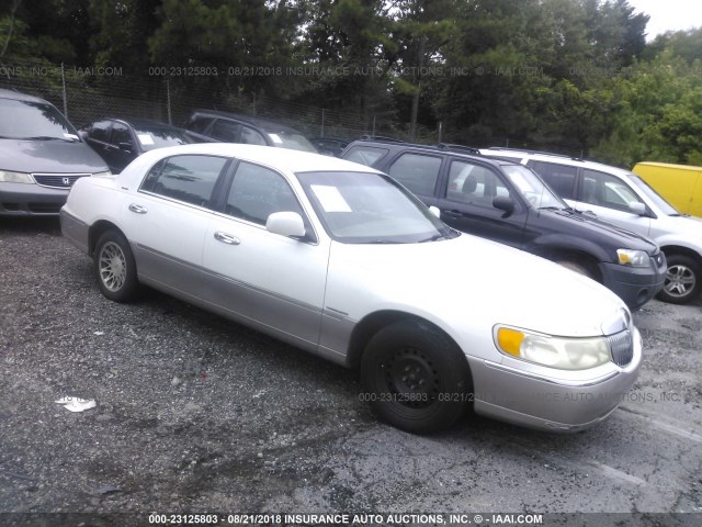 1LNHM82W0YY918637 - 2000 LINCOLN TOWN CAR SIGNATURE WHITE photo 1