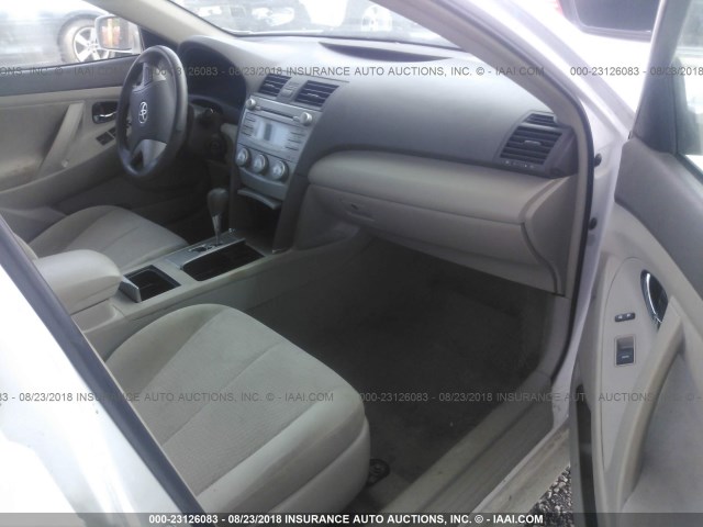 4T4BF3EK5BR113989 - 2011 TOYOTA CAMRY SE/LE/XLE 白色 照片 5